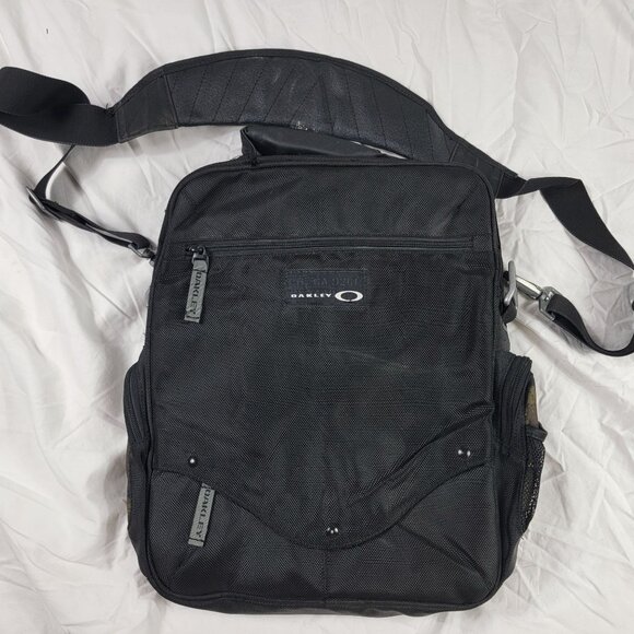 Oakley Tactical Field Gear Camouflage Black Messenger Bag Casual Outdoors - Picture 2 of 11